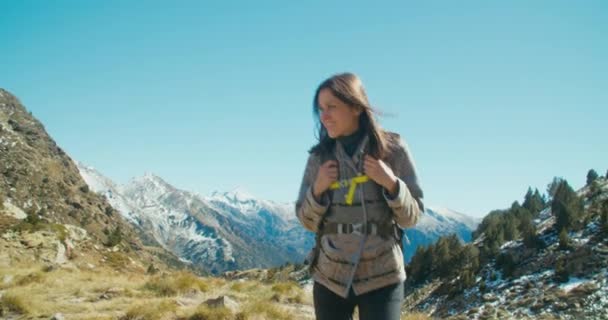 一个心满意足的女人带着背包去美丽的山景度假远足 背包客享受周末探险 — 图库视频影像