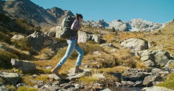 Женщина Отпуске Прогулка Рюкзаком Пересечение Горного Потока Реки Женщины Туристы — стоковое видео