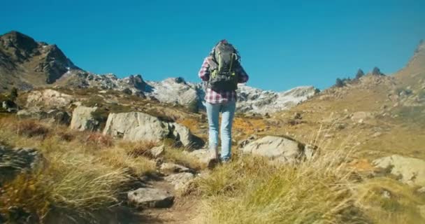 Portatile Seguito Colpo Viaggiatore Passeggiata Femminile Con Zaino Escursionista Sul — Video Stock
