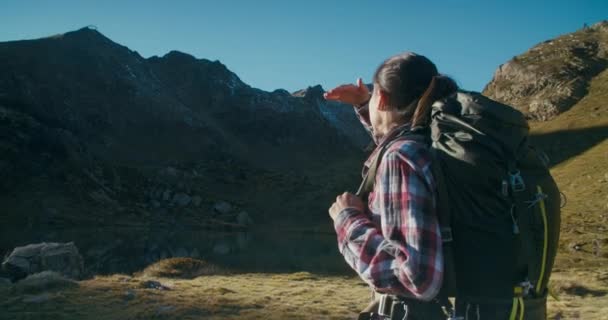 Sırt Çantalı Kadın Gezgin Destansı Dağ Manzarasının Tadını Çıkarıyor Tatilde — Stok video