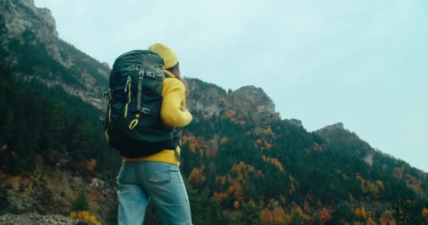 Backpacker Turista Podzim Dovolenou Výlet Stojí Okraji Hory Mají Krásný — Stock video