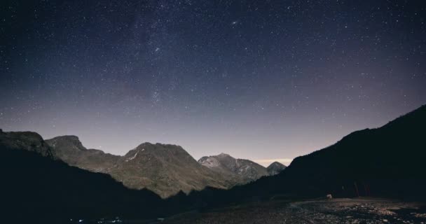 在山地冬季旅行中 星夜消逝了 银河在天空和云彩上 月光和月亮的开始 — 图库视频影像