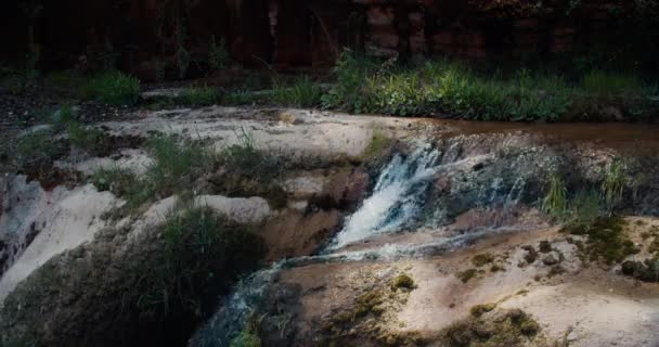 Dağ Nehri Şelalesinin Yavaş Çekim Statik Görüntüsü Derede Derede Akan — Stok video