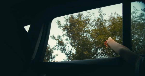 Låg Vinkel Från Bil Interiör Barn Hand Fordonsfönstret Väg Resa — Stockfoto