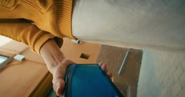 POV şnorkelli kadın ellerini yakın plan çekti. Tatil gezisinde sokakta cep telefonu yürüyüşü yapıyordu. Seyahatte akıllı telefon kullanan bir turist kadın.