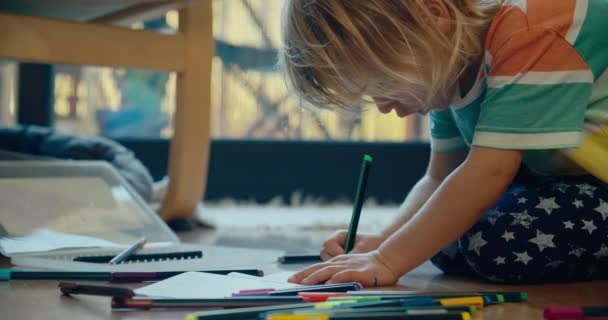 Dzieci Salonie Siedzieć Podłodze Rysunek Kolorem Ołówka Koncepcja Uczenia Się — Wideo stockowe