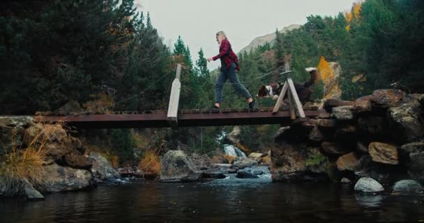 Zpomalený Záběr Cestovatele Ženské Křižování Most Svým Domácím Ohraničením Kolie — Stock video