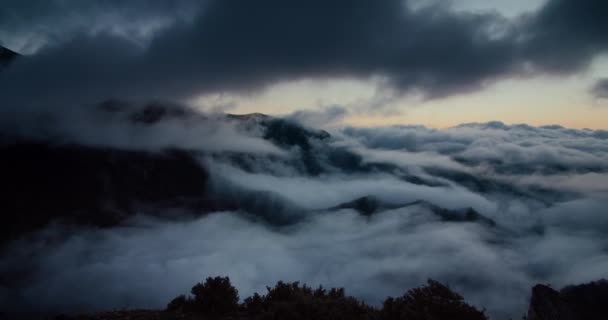 日出风景 全景全景拍摄 云雾笼罩山谷 高山顶上的低云 晨光中的史诗般的风景 — 图库视频影像