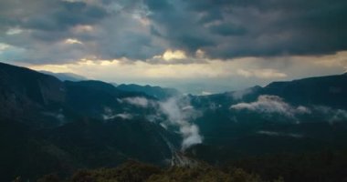 Dağ havası ve iklim değişikliği güzel bulutlu hava aksam günbatımı zamanı. Bulutlar vadide hareket ediyor. 
