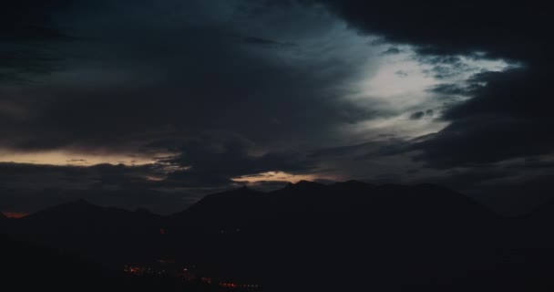 Timelapse Πλάνο Του Ηλιοβασιλέματος Αργά Βράδυ Στο Ορεινό Τοπίο Σύννεφα — Αρχείο Βίντεο