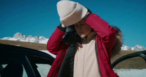 Touristinnen Kleiden Sich Bei Winterlichen Straßenfahrten Auf Der Fahrzeugseite Frau — Stockvideo