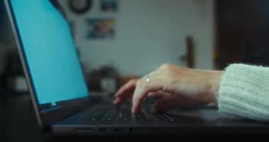 Kapalı çekim, bilgisayar klavyesine yazı yazan serbest çalışan kadın eli. Kadınlar geceleri dizüstü bilgisayar kullanarak evde çalışırlar. İş kadını teknolojiyi kullanır. 
