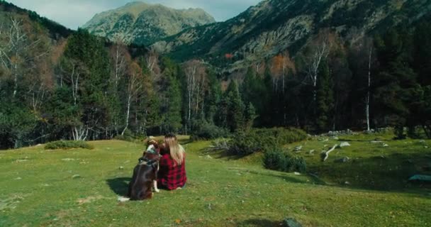 Γυναίκα Κατοικίδιο Ζώο Της Κάθονται Όμορφο Ορεινό Τοπίο Για Διακοπές — Αρχείο Βίντεο