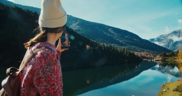 Travel Blogger Influencer Vacation Trip Adventure Walk Lake Beautiful Mountain — Stock Video