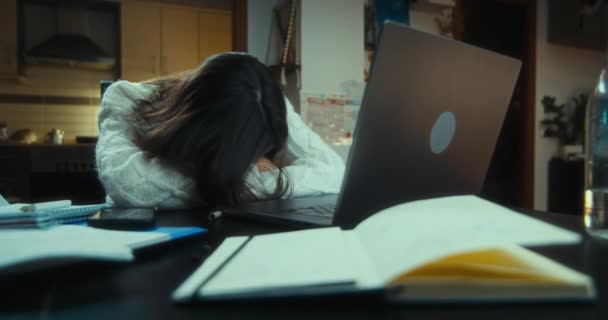Cansado Exausto Funcionário Escritório Casa Dormindo Mesa Trabalho Freelancer Está — Vídeo de Stock