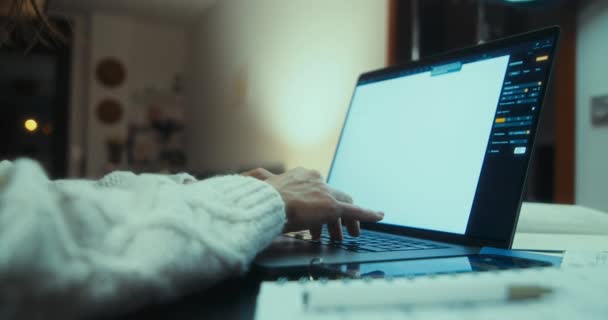 Mujer Escribiendo Teclado Computadora Trabajando Oficina Casa Noche Estudiante Preparándose — Vídeos de Stock