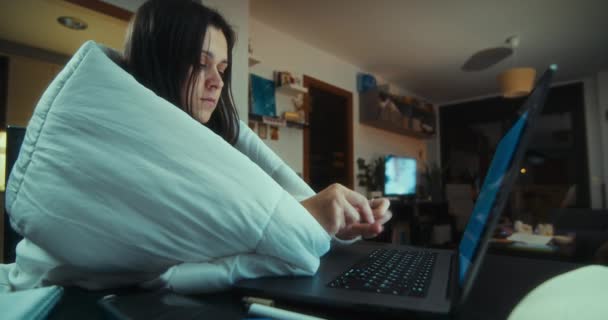 女人晚上把家里的毛毯工作包在屋里冻僵了 使用笔记本电脑的自由职业者坐在客厅里 能源危机概念 — 图库视频影像