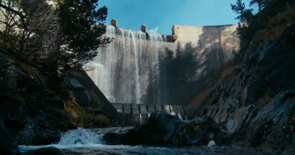 Cascata Bacchetta Acqua Che Scorre Nella Diga Idroelettrica Producendo Energia — Video Stock