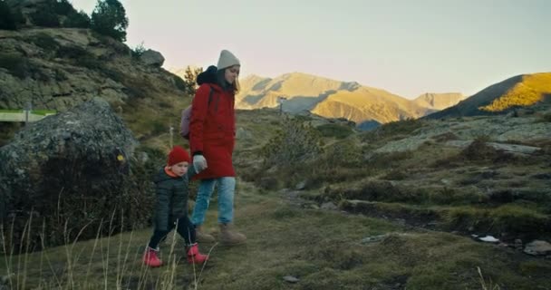 Rodinná Turistika Poznávání Prázdninovém Výletě Žena Držet Dítě Dívka Ruku — Stock video