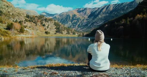 Turist Kadın Tek Başına Tatil Yapmak Için Dağ Kıyısında Oturuyor — Stok video