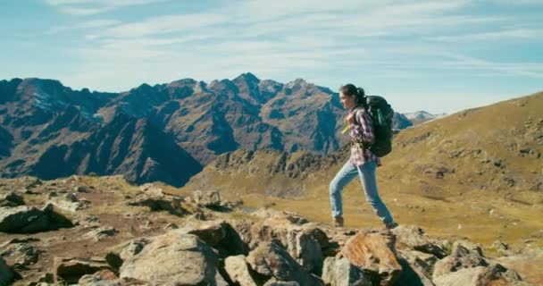Mujer Caminar Con Mochila Turística Cima Montaña Durante Aventura Viaje — Vídeos de Stock