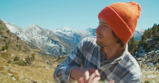 Mannelijke Reiziger Pauze Zet Toeristische Rugzak Bergpad Lopen Man Wandelen — Stockvideo