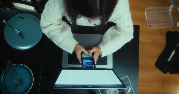 Una Donna Freelance Lavora Casa Dopo Cena Usando Smartphone Computer — Video Stock