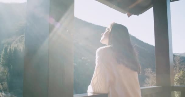 발코니에서 동작을 취하는 여성은 휴가중인 아침에 햇살을 즐긴다 — 비디오