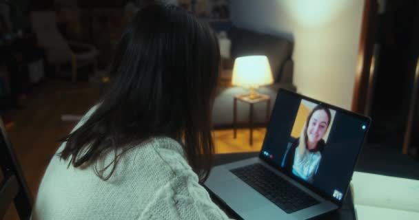 Wanita Panggilan Video Menggunakan Komputer Laptop Malam Hari Duduk Ruang — Stok Video