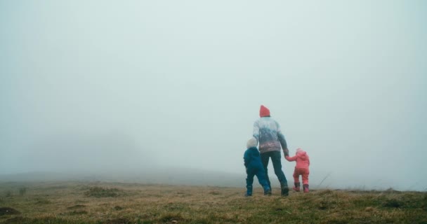 Родина Гуляє Разом Через Сильний Туман Тримаючись Руки Батько Дітьми — стокове відео