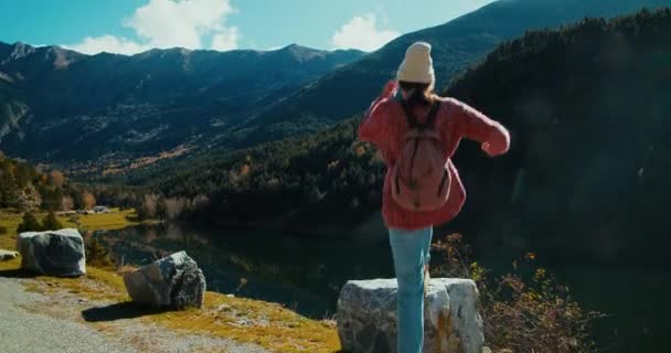 背着背包的女游客跑到路边 举手表决湖景 度假旅行时感到自由的女人 — 图库视频影像