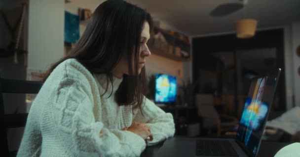 Mujer Tiene Una Videollamada Por Noche Ordenador Portátil Freelancer Trabajando — Vídeos de Stock