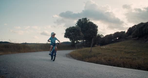 Gyermek Nyári Vakáció Kerékpározás Kerékpárral Üres Hegyi Úton Vidéki Környezetben — Stock videók