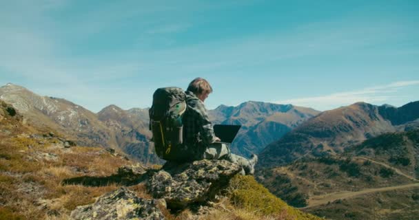 Gli Uomini Siedono Sulla Cima Della Montagna Con Zaino Escursionistico — Video Stock