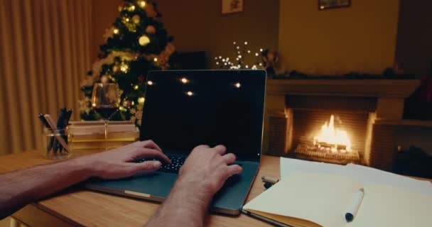 Muži Kteří Používají Notebook Pracující Doma Před Hořícím Krbem Vánoční — Stock video
