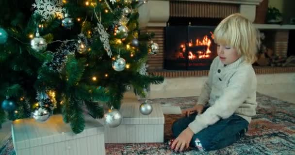 Koncept Zimních Prázdnin Chlapeček Sedět Vedle Hořícího Krbu Zdobení Vánoční — Stock video
