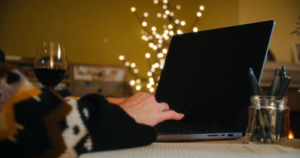 Mulher Freelance Trabalhar Noite Casa Digitando Teclado Computador Com Lenha — Vídeo de Stock