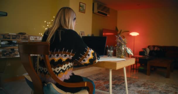 Kvinna Arbetar Hemma Med Bärbar Dator Man Ligger Soffan Med — Stockvideo