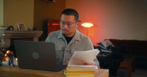 Κινέζος Άνδρας Εργάζεται Στο Σπίτι Βράδυ Φορητό Υπολογιστή Και Έγγραφα — Αρχείο Βίντεο