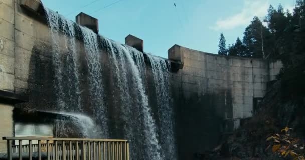 森林中的山地水电站 水流缓慢 河流上的瀑布 — 图库视频影像