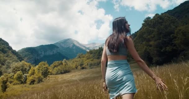 Mulher Sorridente Contida Caminhe Prado Montanha Levantando Mãos Câmera Seguinte — Vídeo de Stock