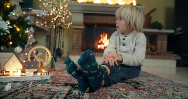 Dítě Chlapec Sedět Před Hořícím Krbem Vzhled Zdobené Vánoční Strom — Stock video