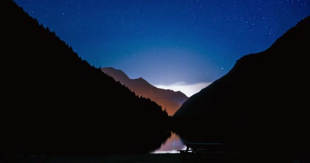 Krásná Noc Timelapse Krajina Horském Jezeře Cestovní Hvězdy Mraky Pohybující — Stock video