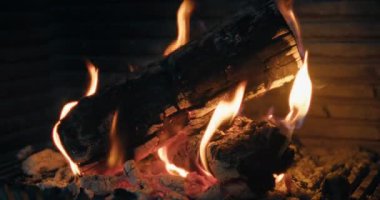 Akşamları şöminede odun yakarken çekilen yavaş çekim.. 