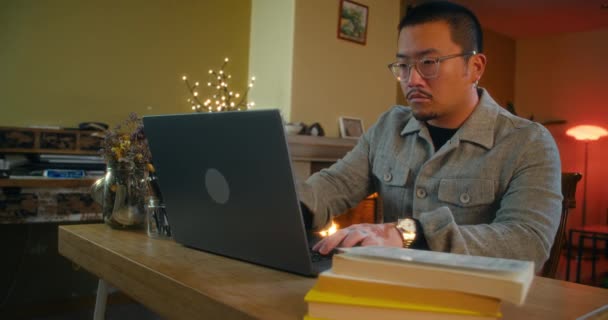 Chinois Travaillent Bureau Maison Soir Utilisant Ordinateur Portable Homme Affaires — Video