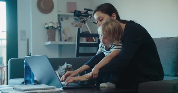 Μητέρα Εργάζεται Στο Σπίτι Χρησιμοποιώντας Υπολογιστή Μεταξύ Παιδί Κορίτσι Απόσπαση — Αρχείο Βίντεο