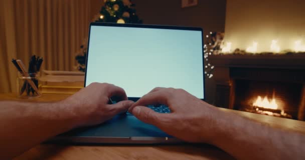 Чоловіки Використовують Ноутбук Який Працює Вдома Перед Палаючим Каміном Ялинкою — стокове відео