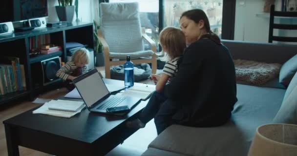 Ibu Bekerja Rumah Menggunakan Komputer Sementara Itu Anak Gadis Mengalihkan — Stok Video