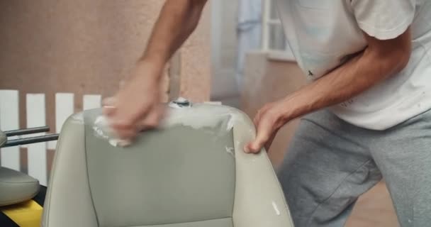 Erkekler Güneşli Bir Günde Elektrikli Süpürge Temiz Beyaz Araç Koltuğu — Stok video