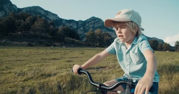 Kırsal Kesimde Yaz Tatili Konsepti Çocuk Dağ Çayırında Bisiklet Sürüyor — Stok video